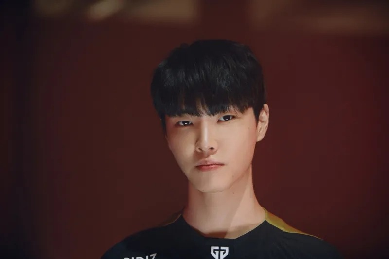 关于RNG血洗EDG，Chovy单局斩获MVP峡谷大战小组赛，让粉丝疯狂欢呼的信息