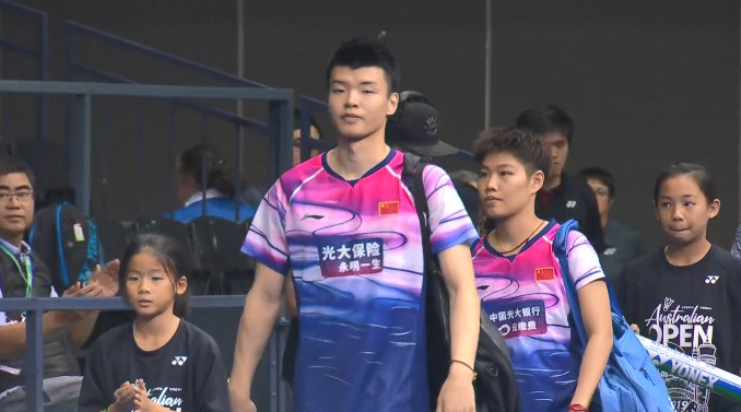 中国队险胜印尼队，黄鸭组合统治全场